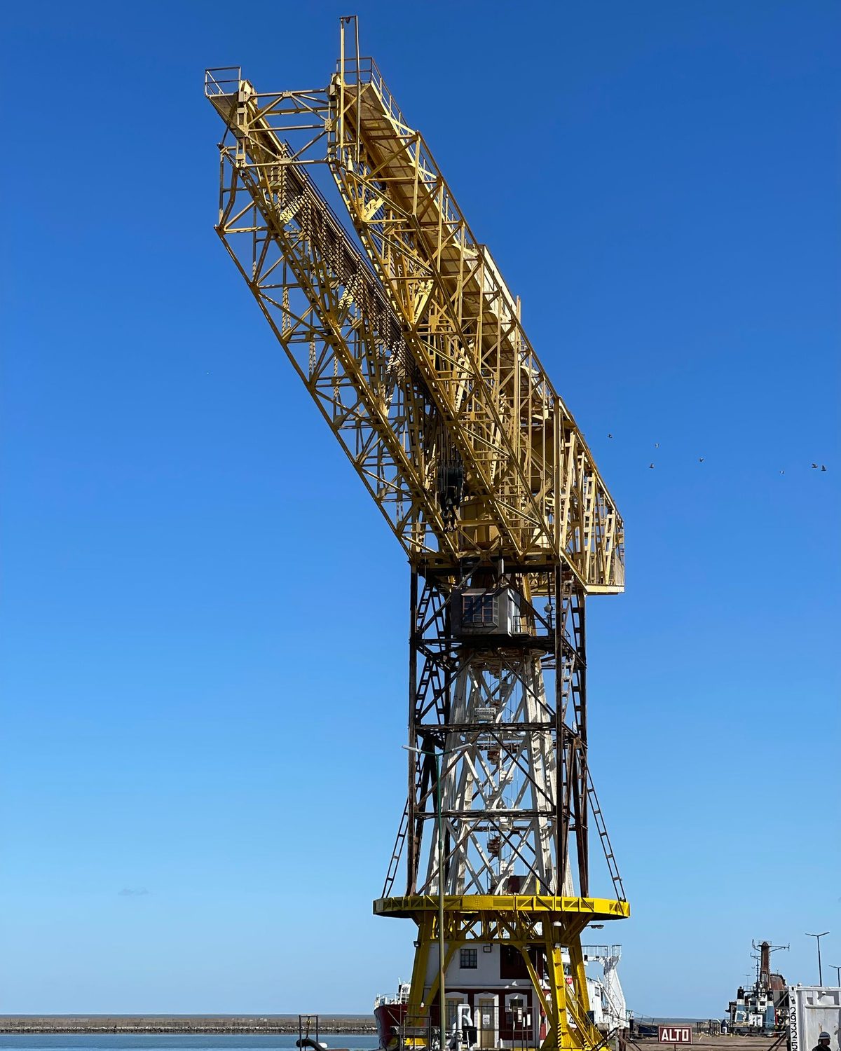 Grúa portuaria en muelle
